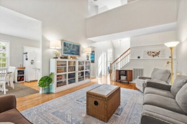 Building Photo - 190 Diamondhead Dr S