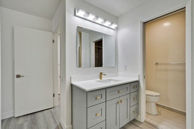 Building Photo - 2 bed 2 bath condo