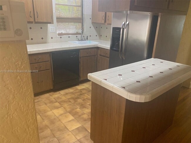 Building Photo - 514 Palermo Ave