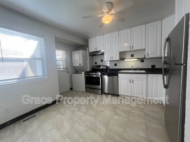 Building Photo - 8910 Hoyt Dr