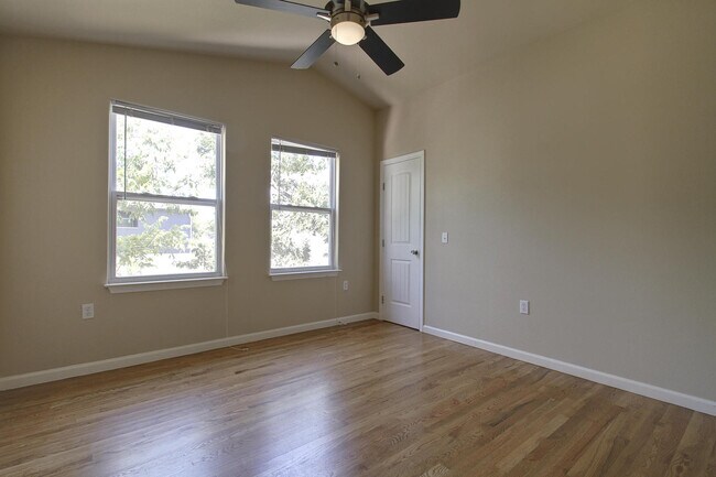 Building Photo - UT PRE LEASE: 2009 Remodeled 6 Bed / 3 Bat...