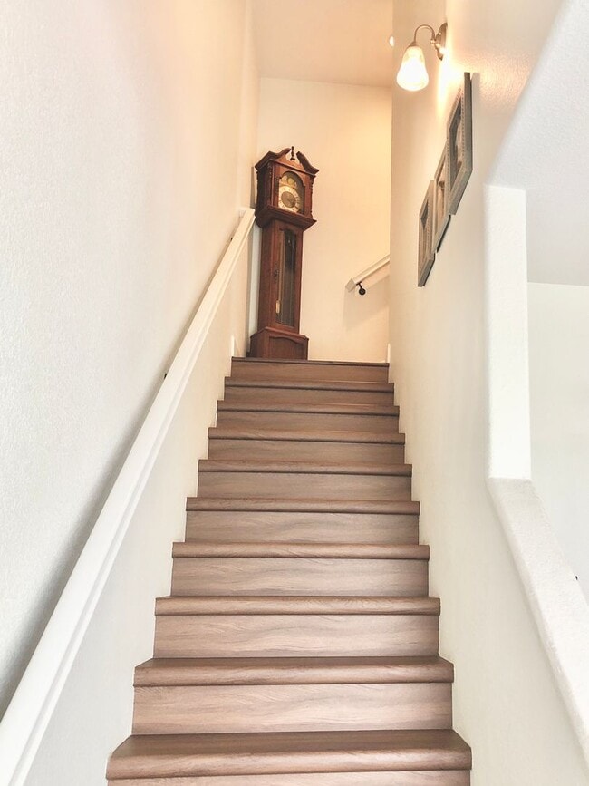 Building Photo - Beautifully Upgraded & Appointed End Condo...