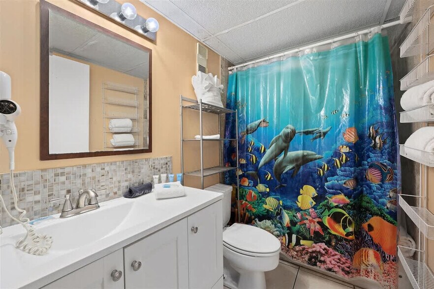 Building Photo - 8815 Thomas Dr