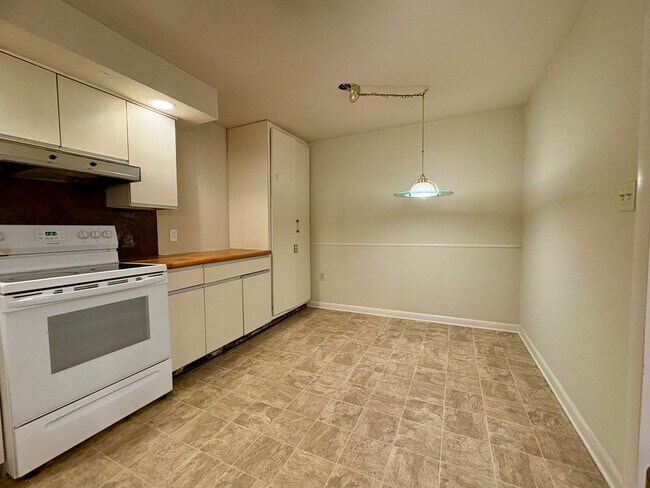 Building Photo - 1325 W Poplar St