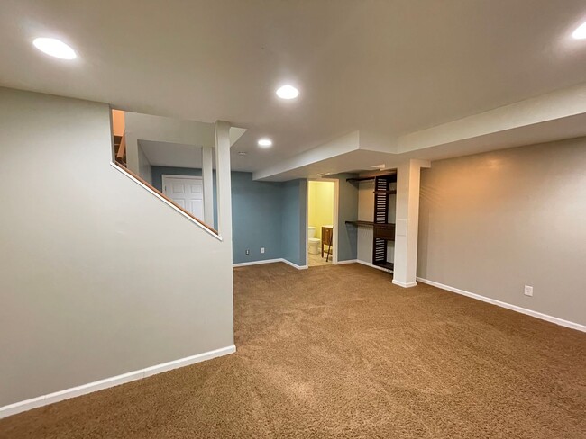 Building Photo - Move In Ready! 2 bed/4 bath townhouse with...