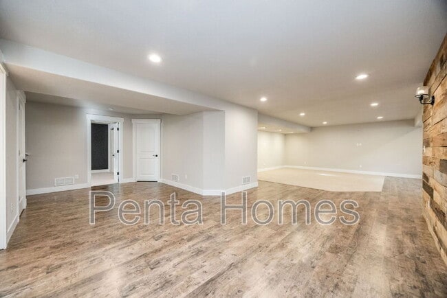 Building Photo - 660 Rock Rd