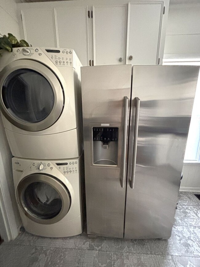 Building Photo - CHARMING FURNISHED BROADMOOR HOME