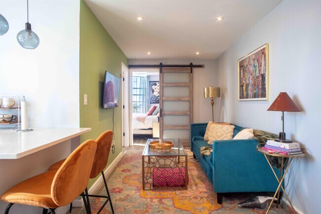 Primary Photo - 1614 Summit Ave