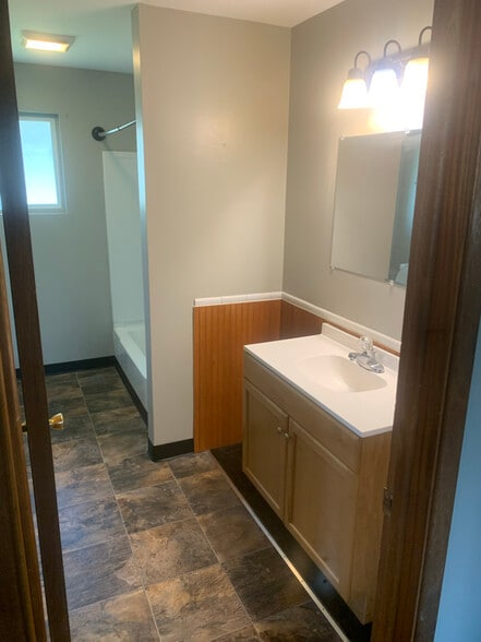 Building Photo - 610 Villard St