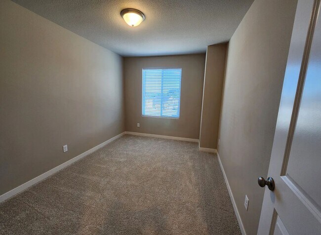 Building Photo - Must See Townhome Located in Ponderosa Ridge