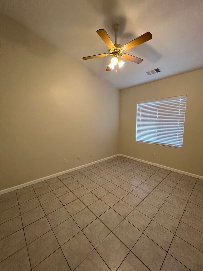 Building Photo - Spacious SW Bakersfield home!