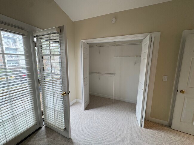 Building Photo - 2032 Graybar Ln