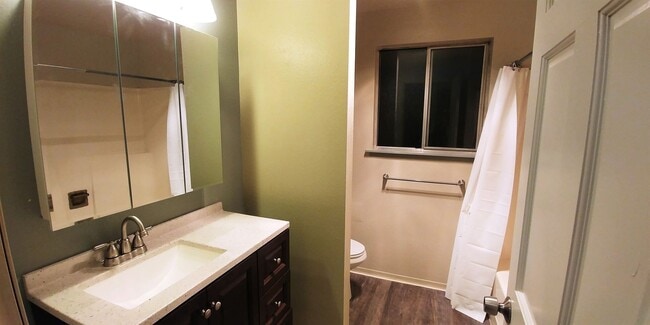 Building Photo - Townhouse in Desirable University Place Ne...