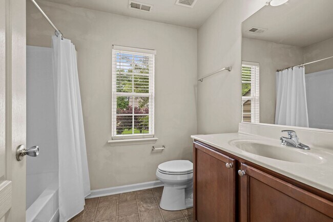 Building Photo - Beautifully Maintained 3-Bedroom Townhome with Bonus Room in Desirable Community