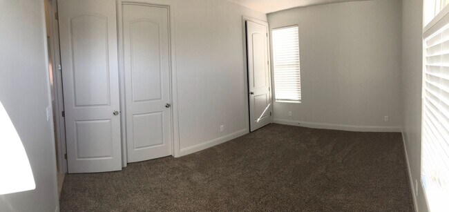 Building Photo - Beautiful like new home, 3 bedroom and 3 b...