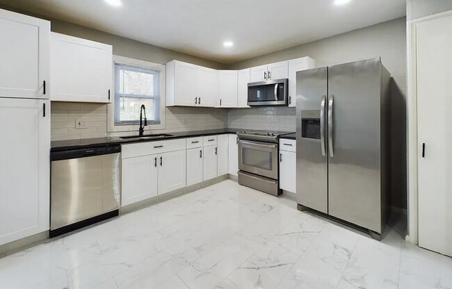 Building Photo - Spacious 4 Bed | 2 Bath Renovated Home!