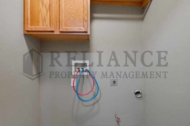 Building Photo - 5915 E Pembrook Cir