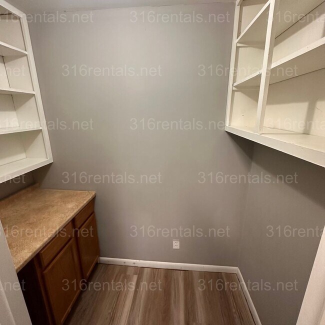 Building Photo - $1200 – 3 Bed + Bonus Room, 1 Bath | Singl...