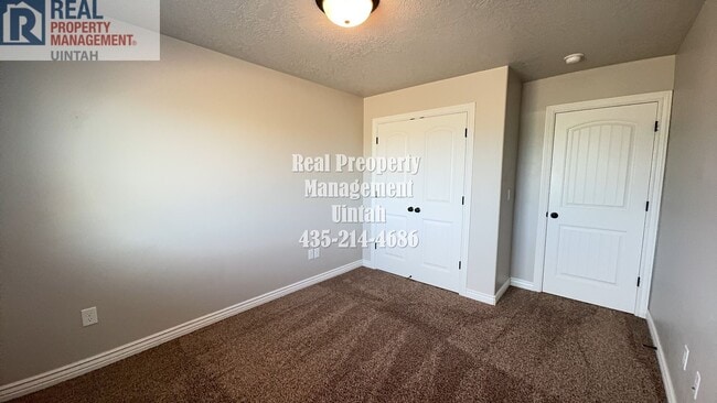 Building Photo - Cozy 3 Bedroom 2 1/2 Bath Condo
