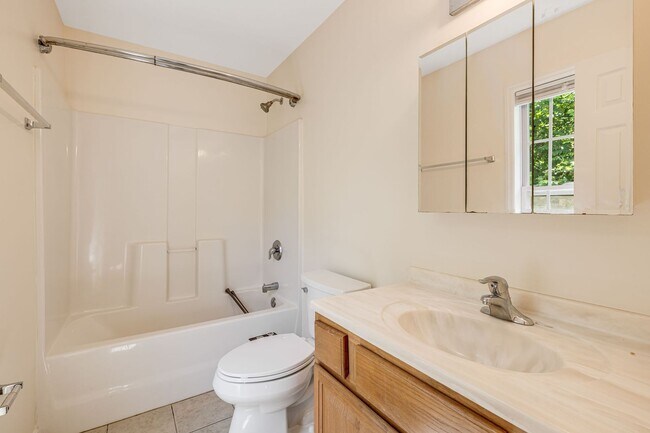 Building Photo - 3-Bedroom Home in West Asheville with Fenc...