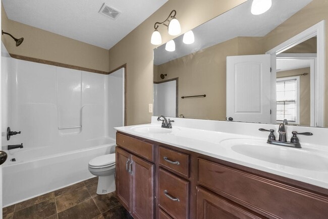 Building Photo - Large, Nice home close to Fort Campbell and Shopping