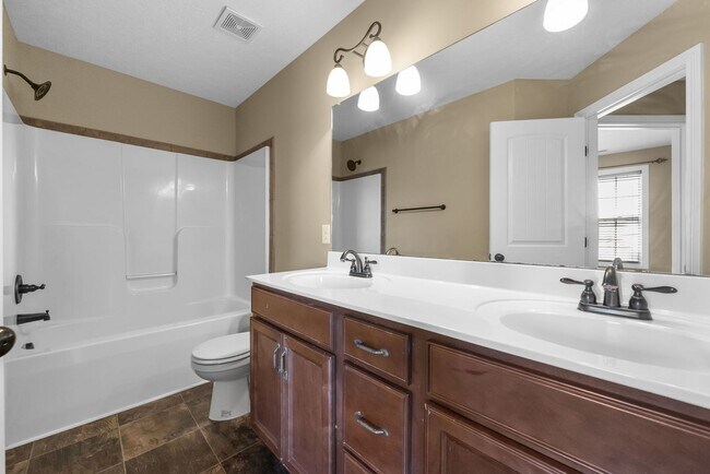 Building Photo - New Move In Incentive Added- Large, Nice home close to Fort Campbell and Shopping