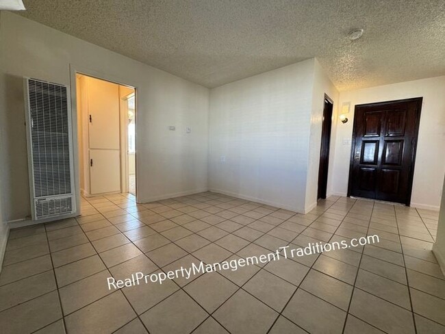 Building Photo - Cozy single story