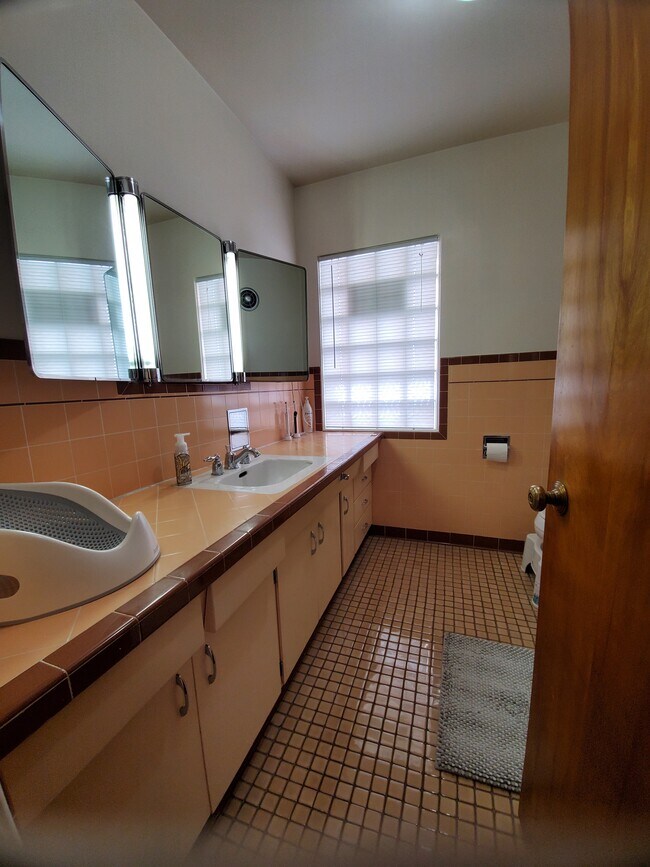 Building Photo - Burton Bungalow