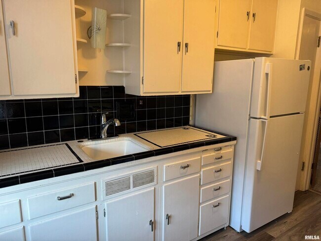 Building Photo - 405 W Columbia Ave