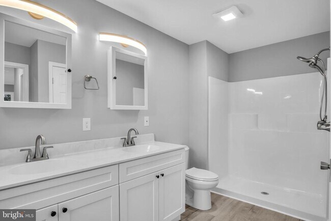 Building Photo - 1500 Embassy Dr