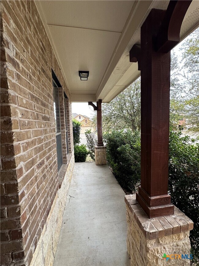 Building Photo - 6808 Rosita Oak Dr