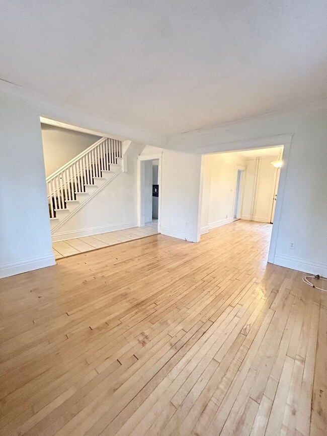 Building Photo - AVAILABLE December! - 3 Bed 1 Bath Home - With Fenced In Yard!