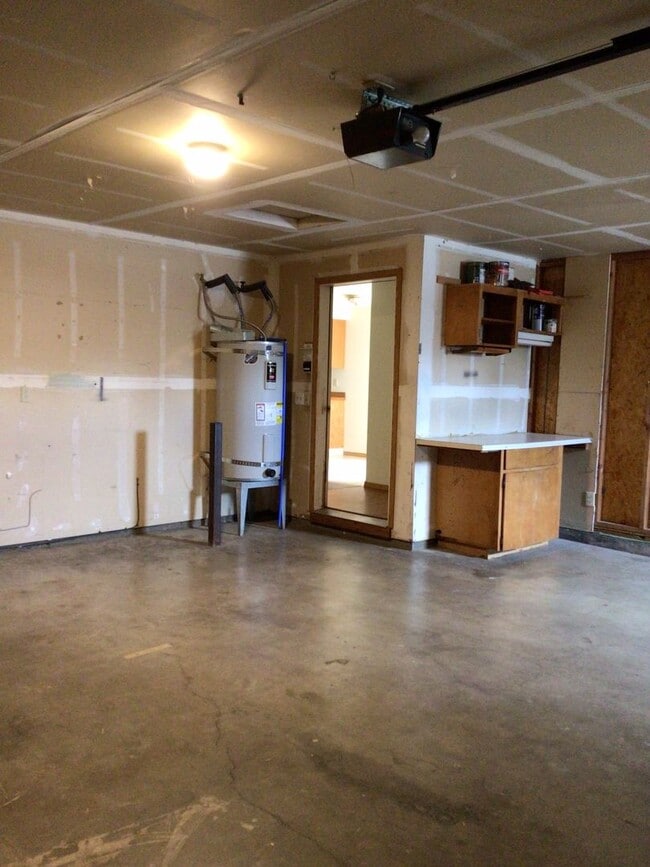 Building Photo - 3BD Home in Rose Village Neighborhood - Cl...