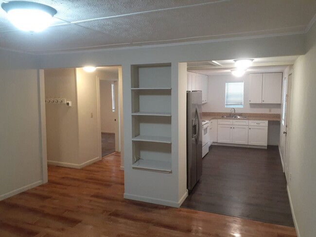 Building Photo - 306 Celery Ave S