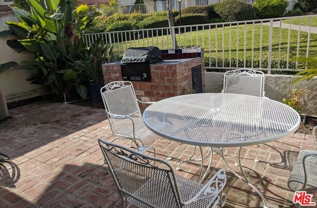 Building Photo - 831 Whitewater Dr