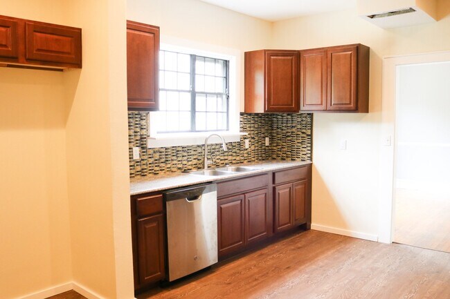 Building Photo - 3 Bedroom 2 bathroom Family Home