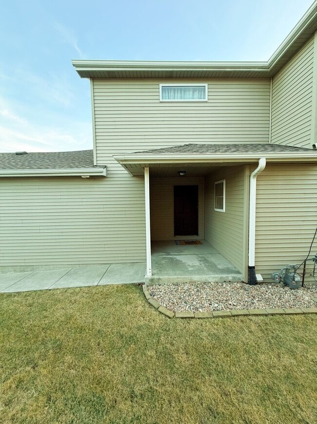 Building Photo - End-Unit Townhome with 2-Car Garage!!