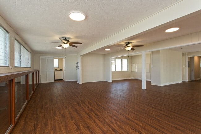 Building Photo - 4 BD 2 BA w/ Large Driveway & Yard