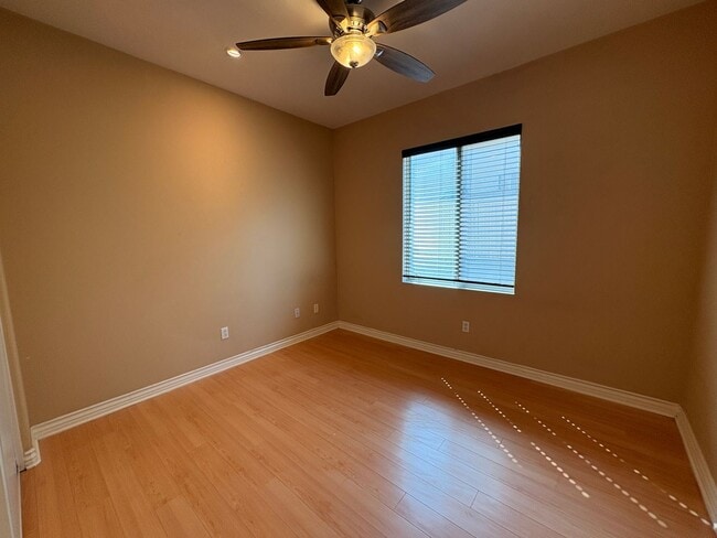 Building Photo - 4 Bed, 3 Bath in Corona!