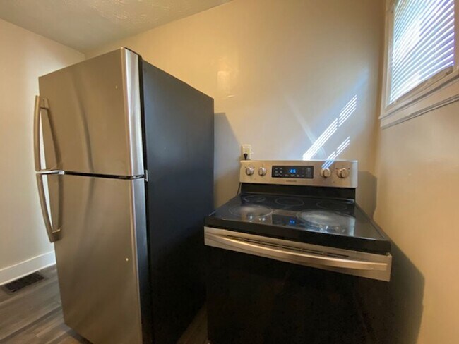 Building Photo - 2 Bed 1 Bath Apartment Available in Spring...