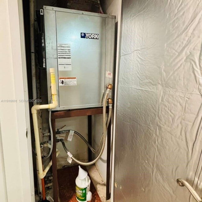 Building Photo - 3625 N Country Club Dr