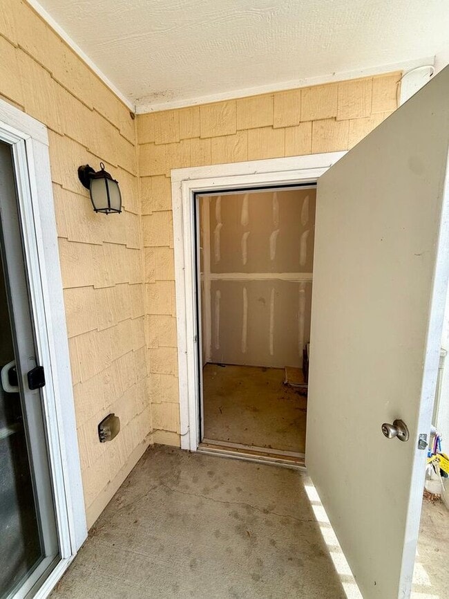 Building Photo - ***MOVE IN SPECIAL*** 2 WEEKS FREE -MUST SEE 2 Bed/2 Bath Condo in the Lakeshore at Centerra!