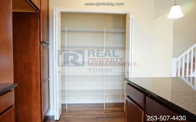 Building Photo - Gorgeous 4 Bedroom! Upgrades Galore!
