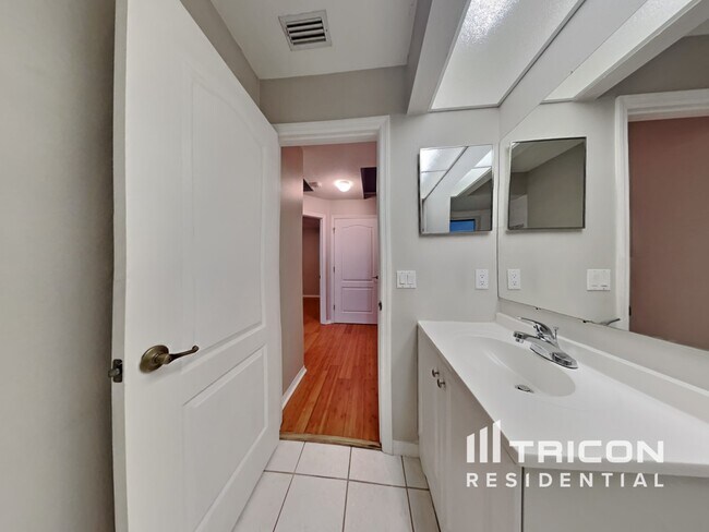 Building Photo - 1761 Banyan Dr