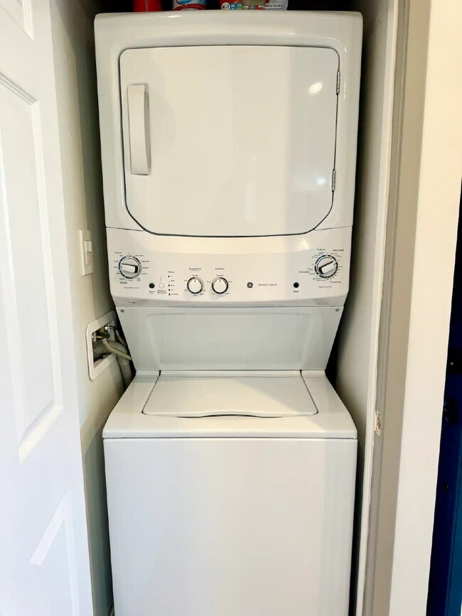 Building Photo - Fully Furnished, Turn Key North Clairemont | Vaulted Ceilings & Private Patio