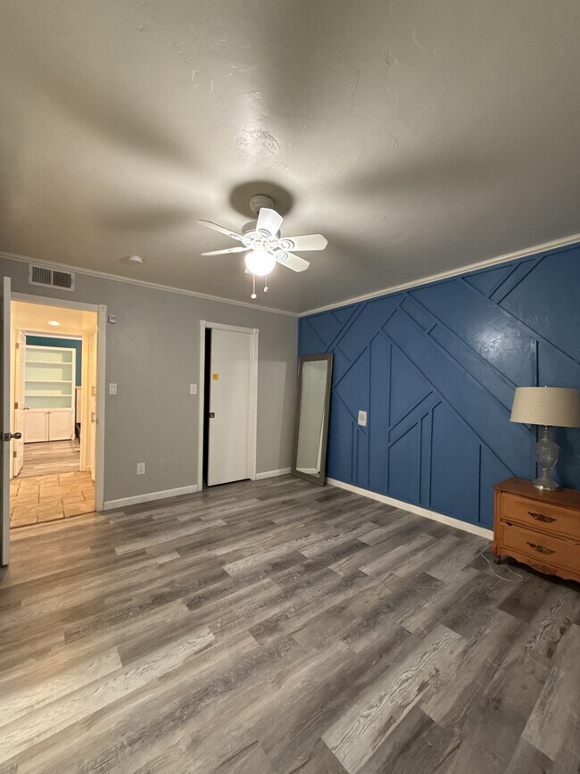 Building Photo - 6504 Edgemont Dr