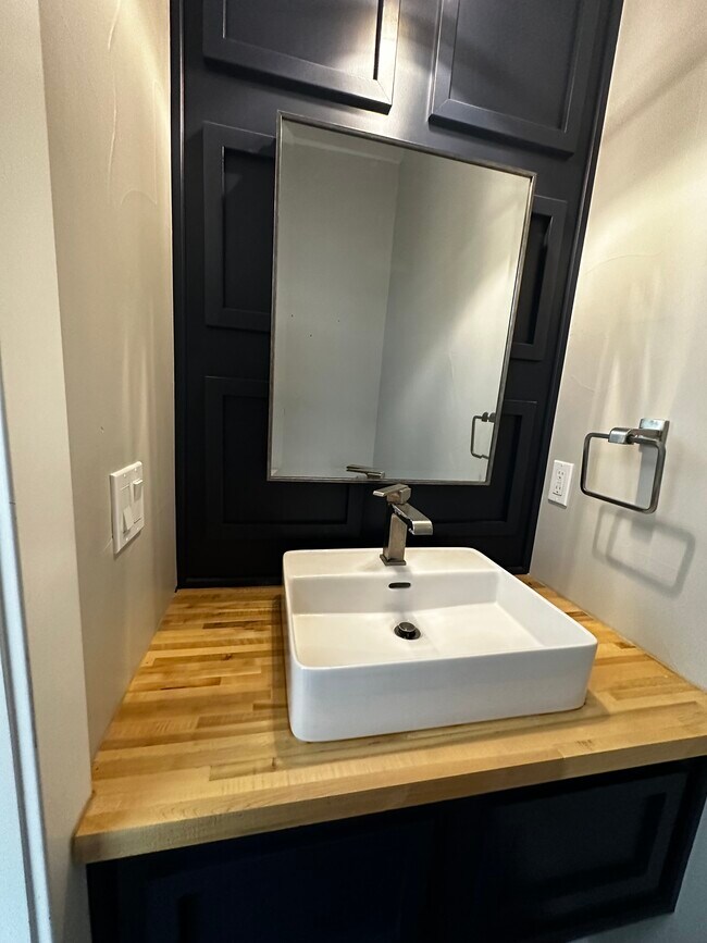 Building Photo - 2181 S Cherokee St