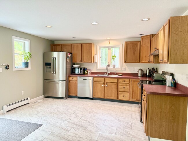 Building Photo - Sunny & Spacious 4 bedroom home