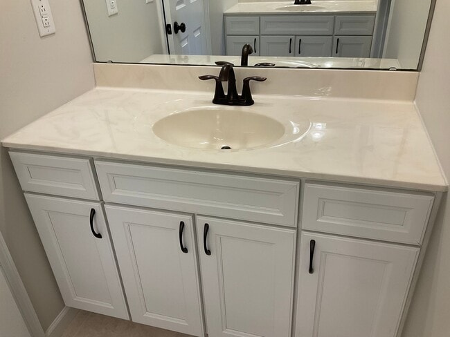 Building Photo - 104 Forest Oaks Dr