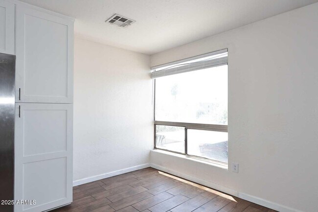 Building Photo - 532 W 9th St